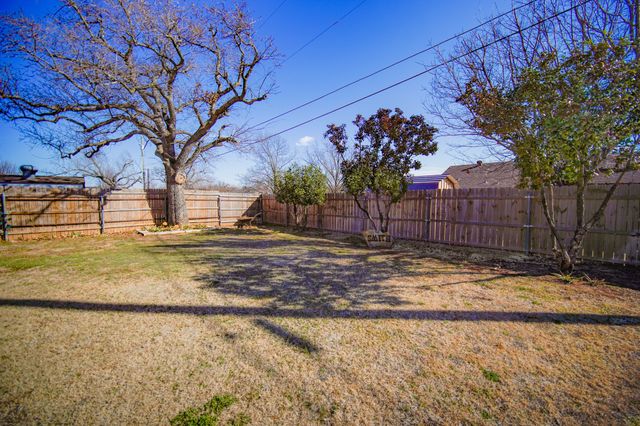 128 Oak Creek Street, Jacksboro, TX 76458
