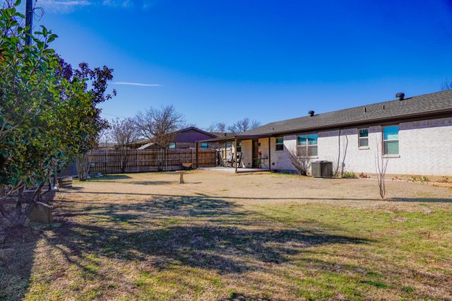 128 Oak Creek Street, Jacksboro, TX 76458