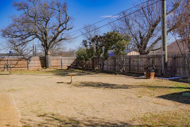 128 Oak Creek Street, Jacksboro, TX 76458