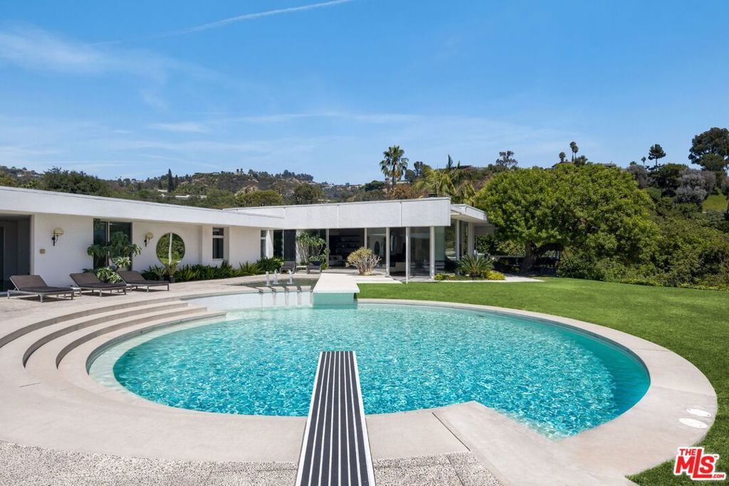 Image 13 of property listing at 1012 Wallace, Beverly Hills, CA 90210