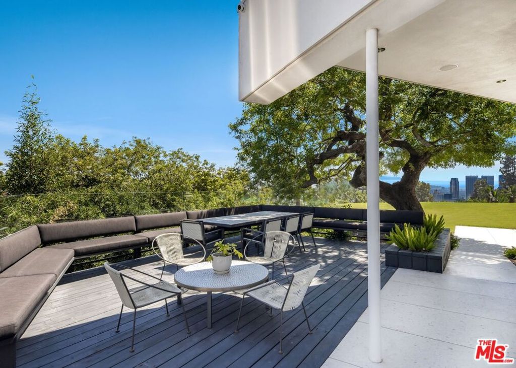 Image 15 of property listing at 1012 Wallace, Beverly Hills, CA 90210