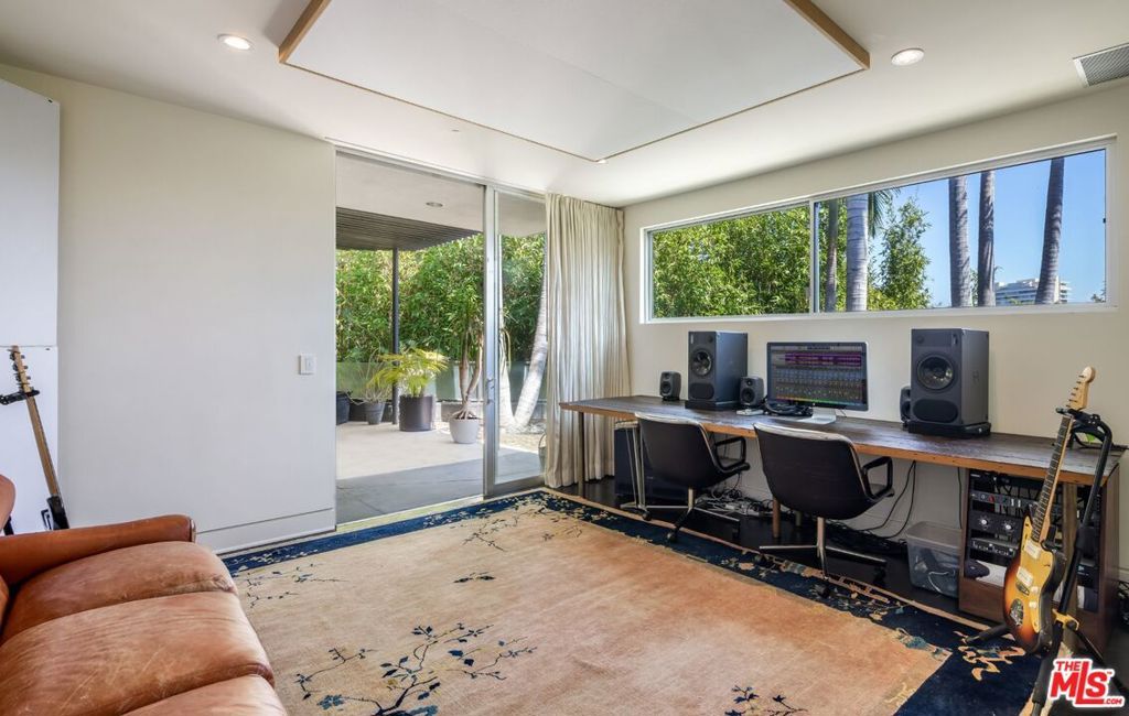 Image 18 of property listing at 1012 Wallace, Beverly Hills, CA 90210