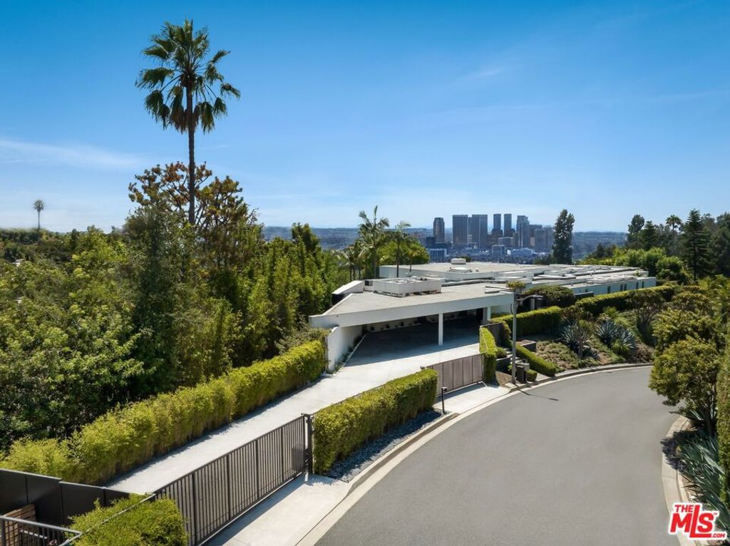 Image 2 of property listing at 1012 Wallace, Beverly Hills, CA 90210