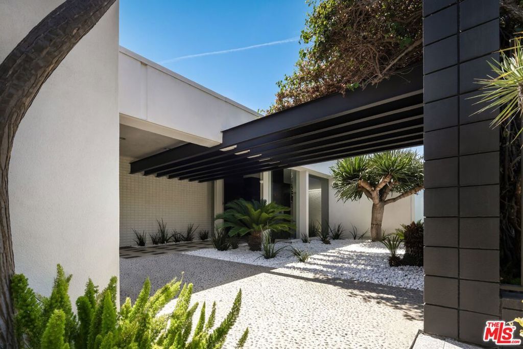 Image 3 of property listing at 1012 Wallace, Beverly Hills, CA 90210