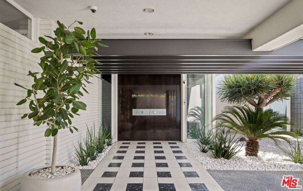 Image 5 of property listing at 1012 Wallace, Beverly Hills, CA 90210