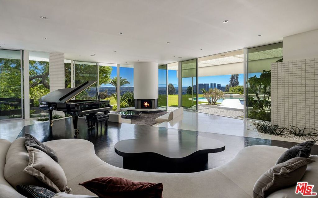 Image 7 of property listing at 1012 Wallace, Beverly Hills, CA 90210