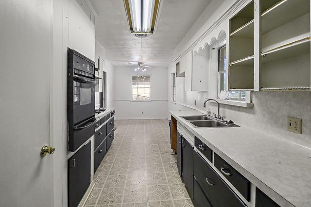 407 Lazy Lane, Anahuac, TX 77514