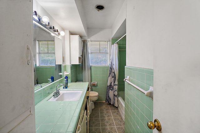 407 Lazy Lane, Anahuac, TX 77514