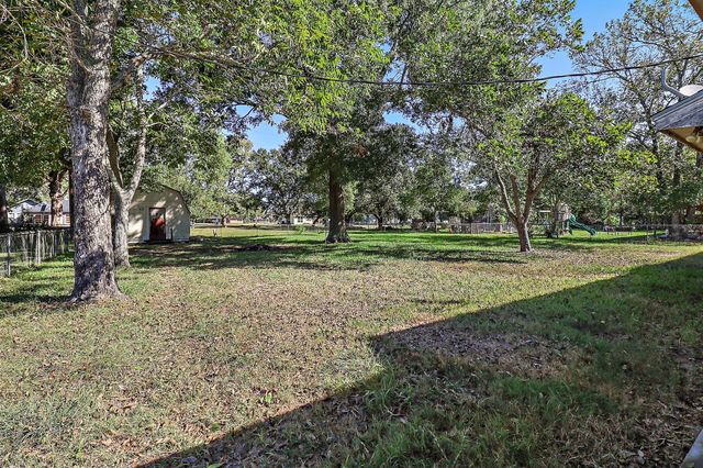 407 Lazy Lane, Anahuac, TX 77514