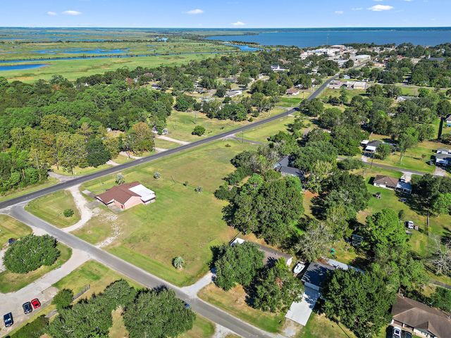 407 Lazy Lane, Anahuac, TX 77514