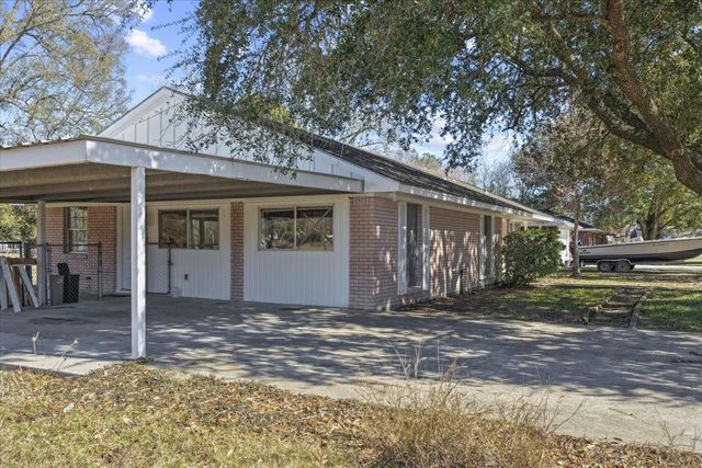 407 Lazy Lane, Anahuac, TX 77514