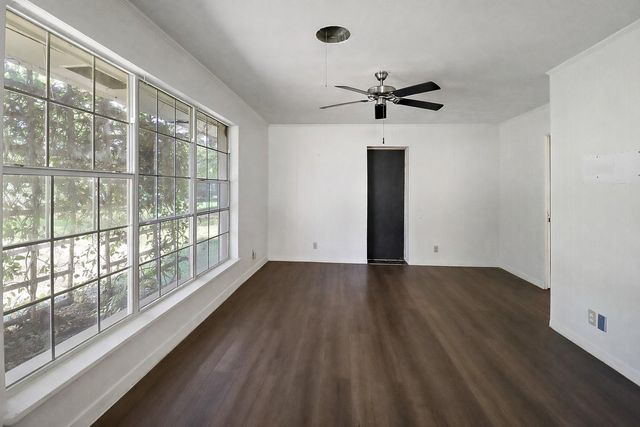 407 Lazy Lane, Anahuac, TX 77514