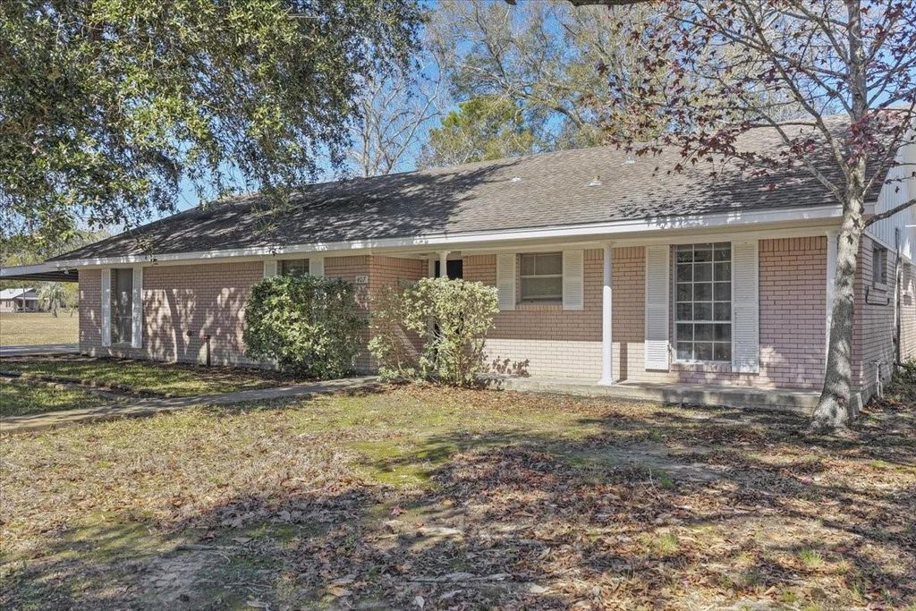 407 Lazy Lane, Anahuac, TX 77514