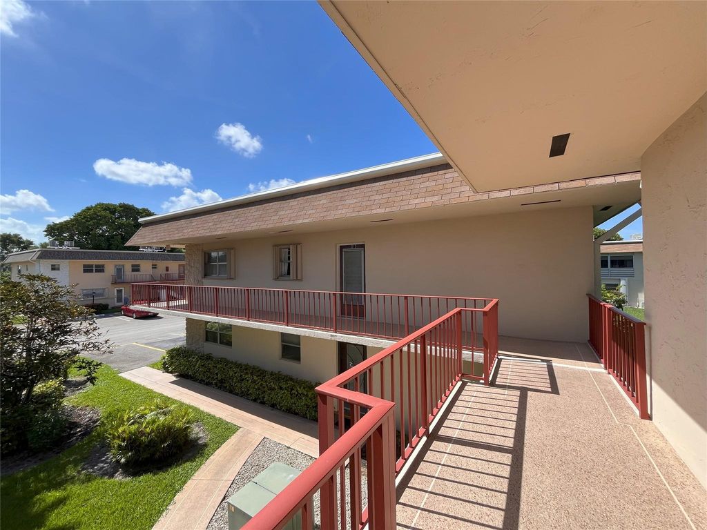 212 Oxford 400 212, West Palm Beach, FL 33417