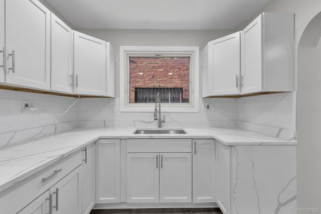 18961 Pennington Drive, Detroit, MI 48221