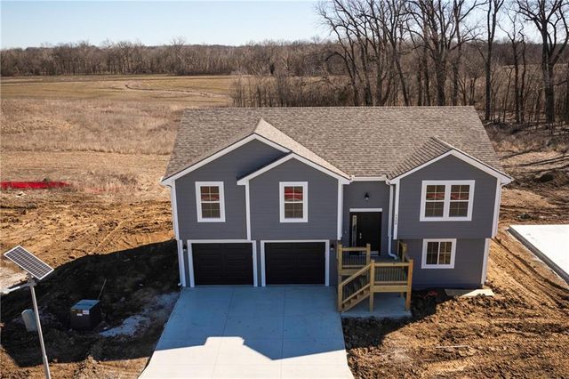 1307 NE Sequoia Court, Oak Grove, MO 64075