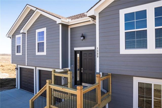 1307 NE Sequoia Court, Oak Grove, MO 64075