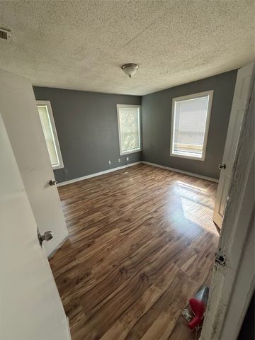 4001 Fitzhugh Avenue, Fort Worth, TX 76105