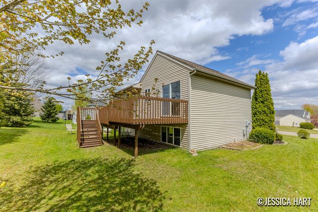 321 Pioneer Trail, Cedar Springs, MI 49319