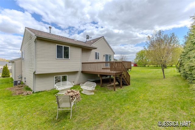 321 Pioneer Trail, Cedar Springs, MI 49319