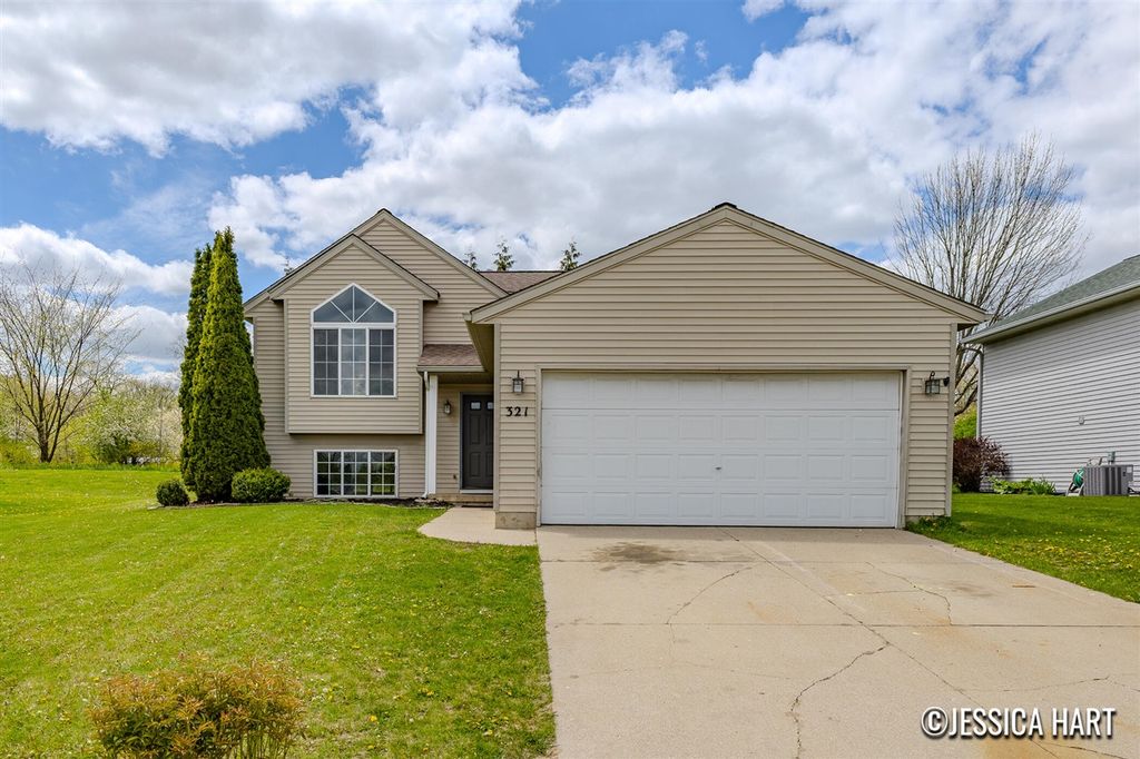 321 Pioneer Trail, Cedar Springs, MI 49319