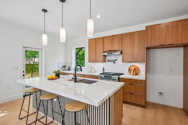 513 W Odell ST B, Austin, TX 78752