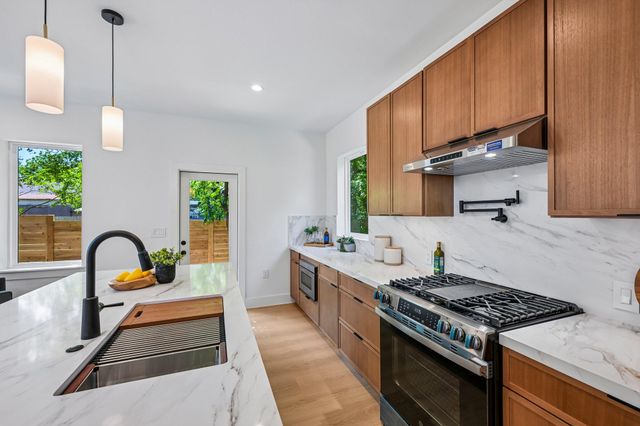 513 W Odell ST B, Austin, TX 78752