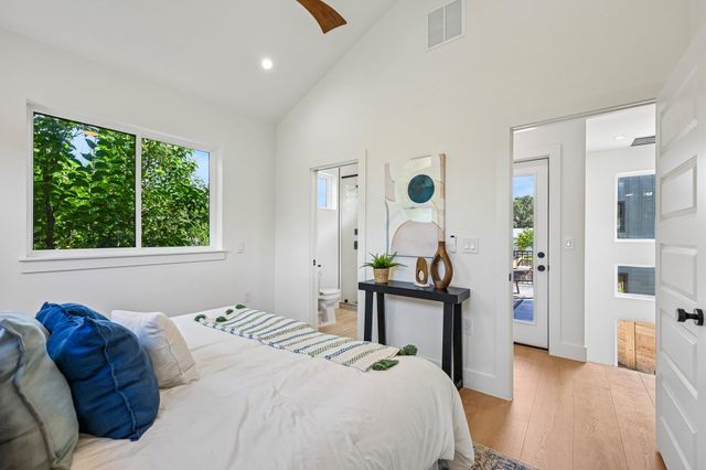 513 W Odell ST B, Austin, TX 78752
