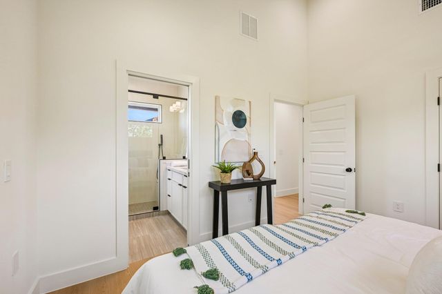 513 W Odell ST B, Austin, TX 78752