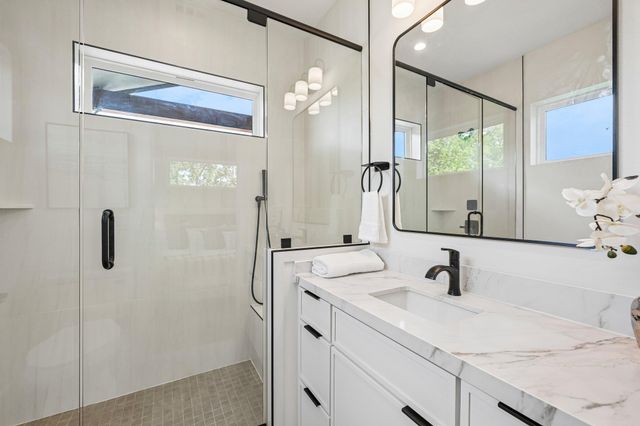 513 W Odell ST B, Austin, TX 78752