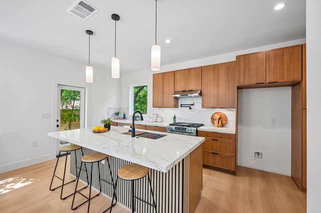 513 W Odell ST B, Austin, TX 78752