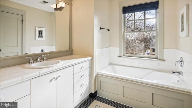 136 N IRVING ST, Arlington, VA 22201