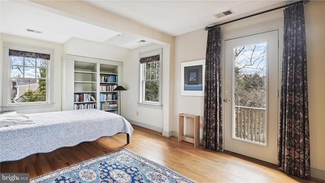 136 N IRVING ST, Arlington, VA 22201