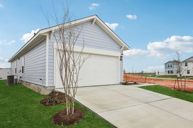 104 Summer DR, Elgin, TX 78621