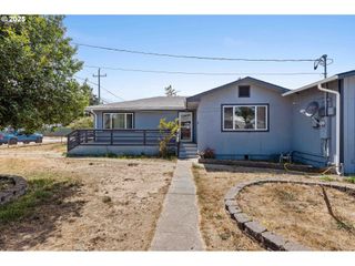 1366 LAKESHORE Dr, Coos Bay, OR 97420