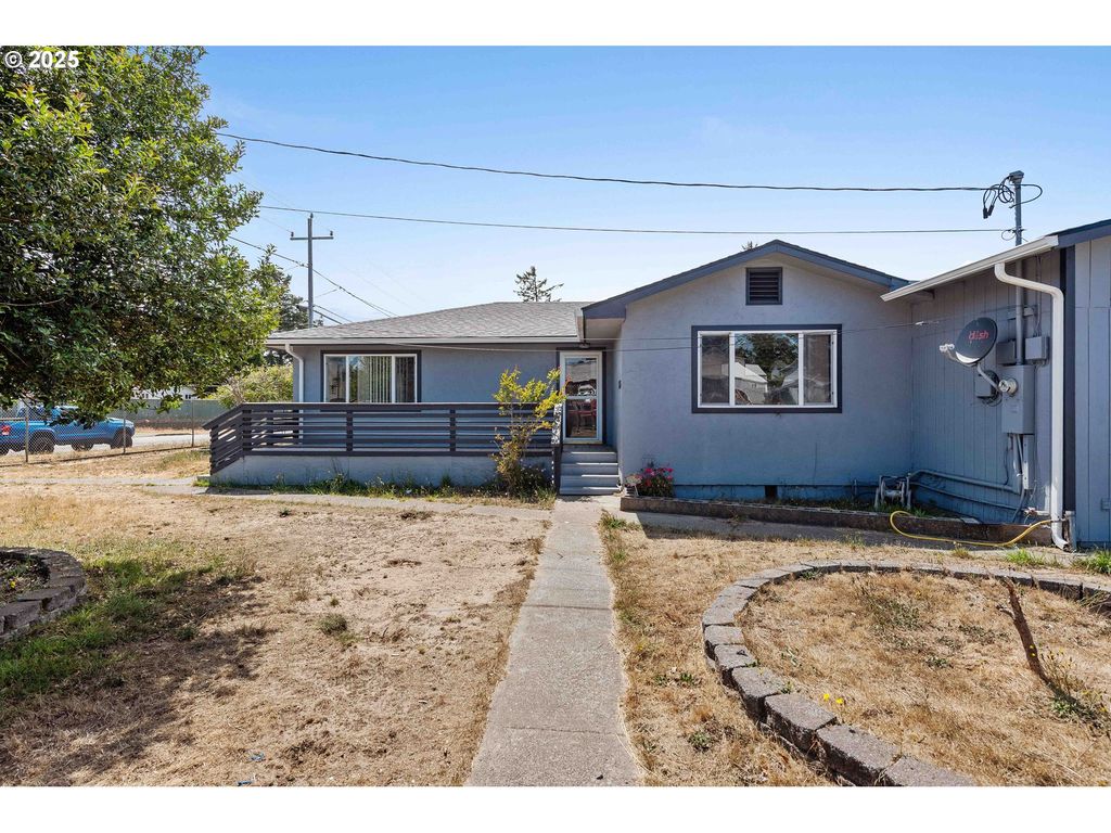 1366 LAKESHORE Dr, Coos Bay, OR 97420