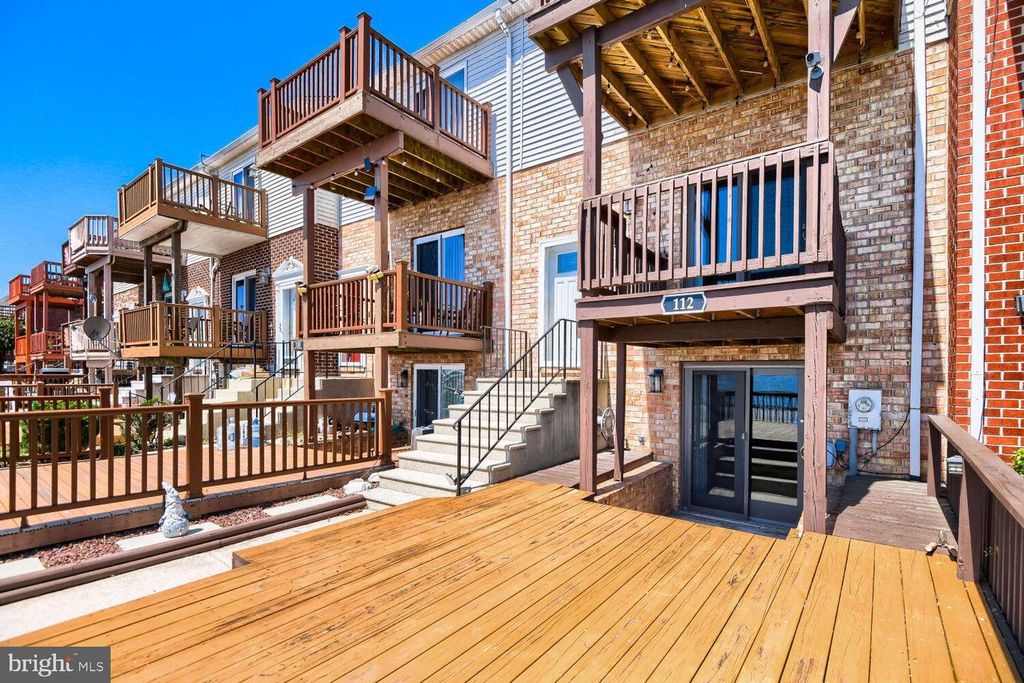 112 VILLA CAPRI CIR, Essex, MD 21221