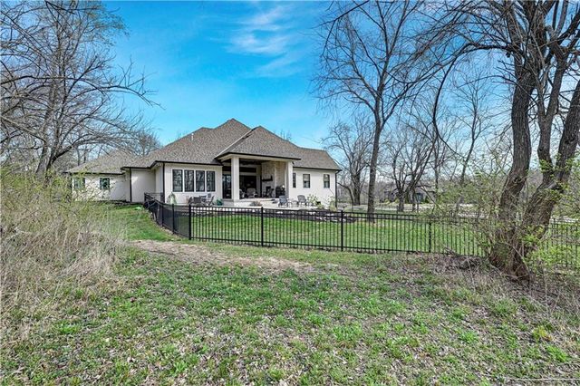 18340 Mohawk Lane, Stilwell, KS 66085