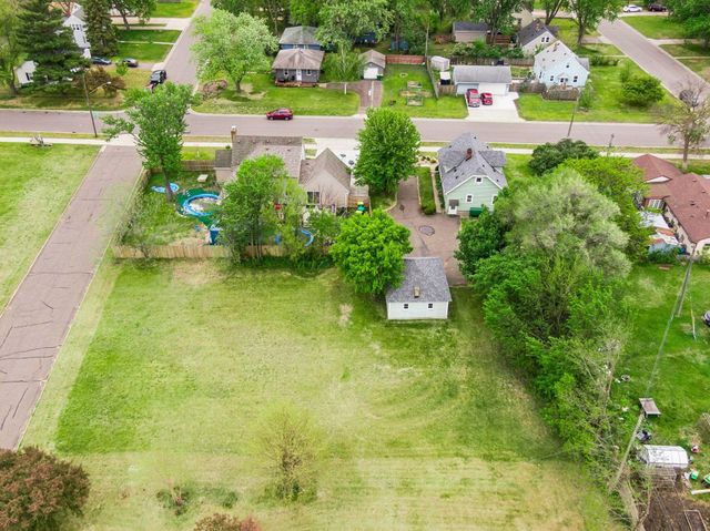 814 62nd Avenue N, Brooklyn Center, MN 55430