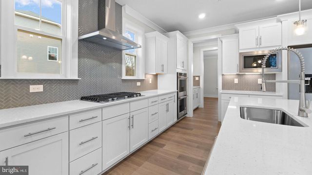 8281 COLLING MANOR CT, Alexandria, VA 22308