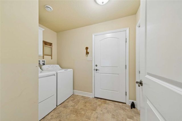 1040 Red Tail Hollow, N Franklin Twp, PA 15301