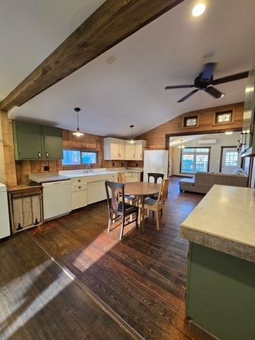 123 Rainbow Dr, Templeton, MA 01468