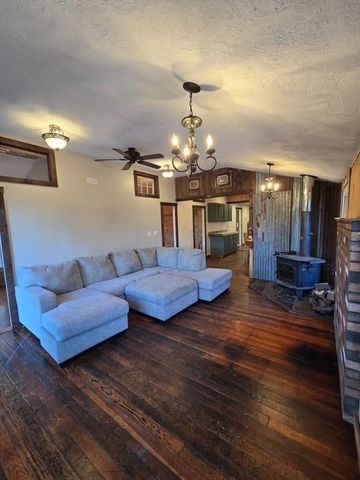 123 Rainbow Dr, Templeton, MA 01468