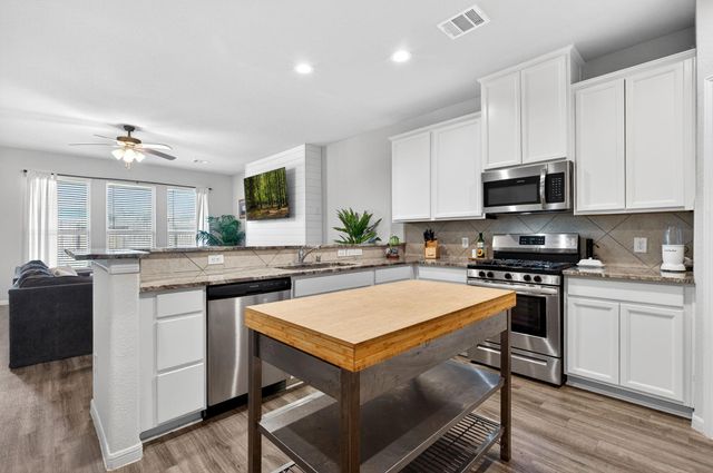 2121 Cedar Way Dr, Conroe, TX 77301