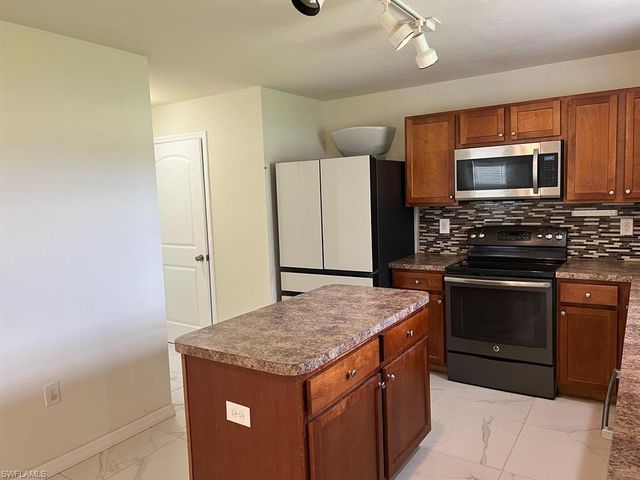 10329 Canal Brook LN, Lehigh Acres, FL 33936