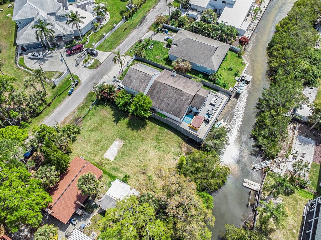 Image 7 of property listing at 7406 BAY DRIVE, Tampa, FL 33635