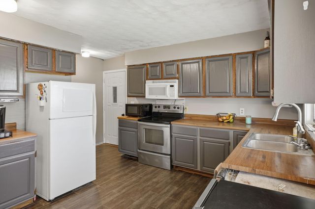 102 S Wendell Avenue, Hartford, MI 49057