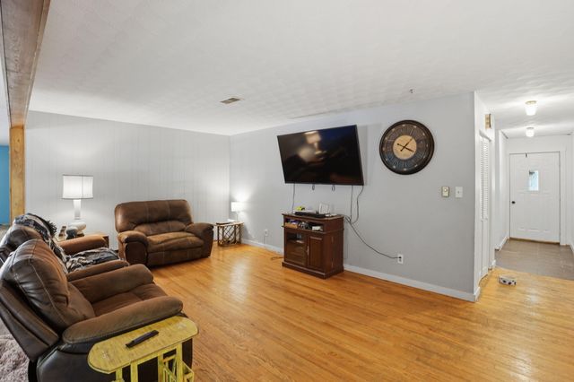 102 S Wendell Avenue, Hartford, MI 49057