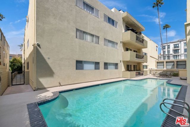 11970 Montana Avenue 102, Los Angeles, CA 90049