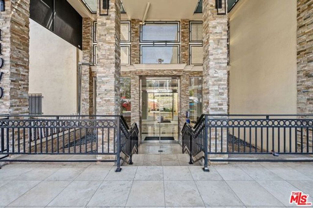 11970 Montana Avenue 102, Los Angeles, CA 90049